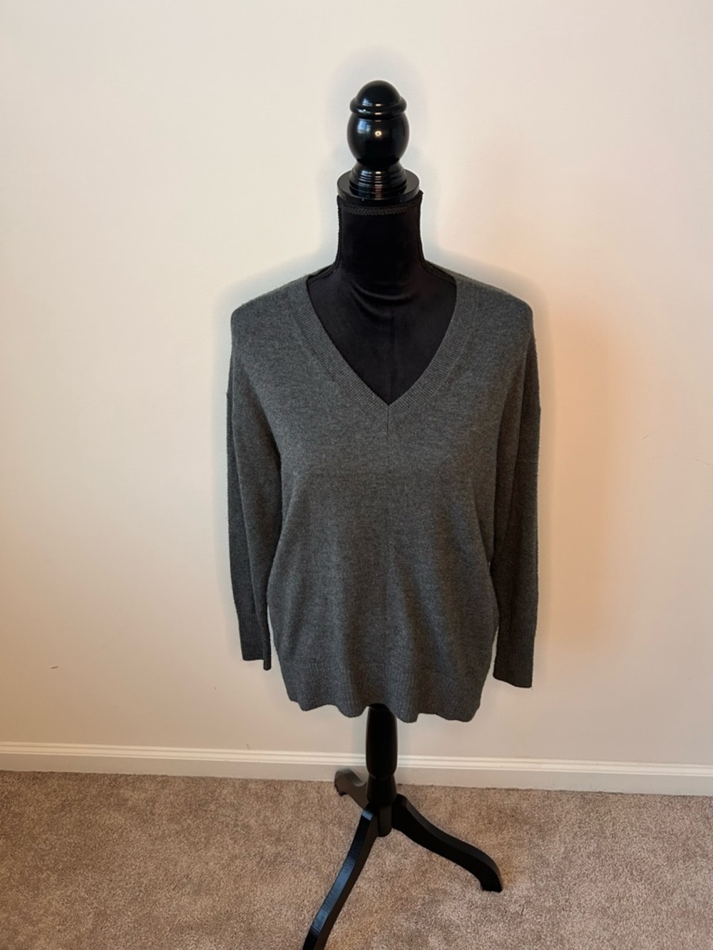 LOFT Men's V-Neck Sweater - Charcoal